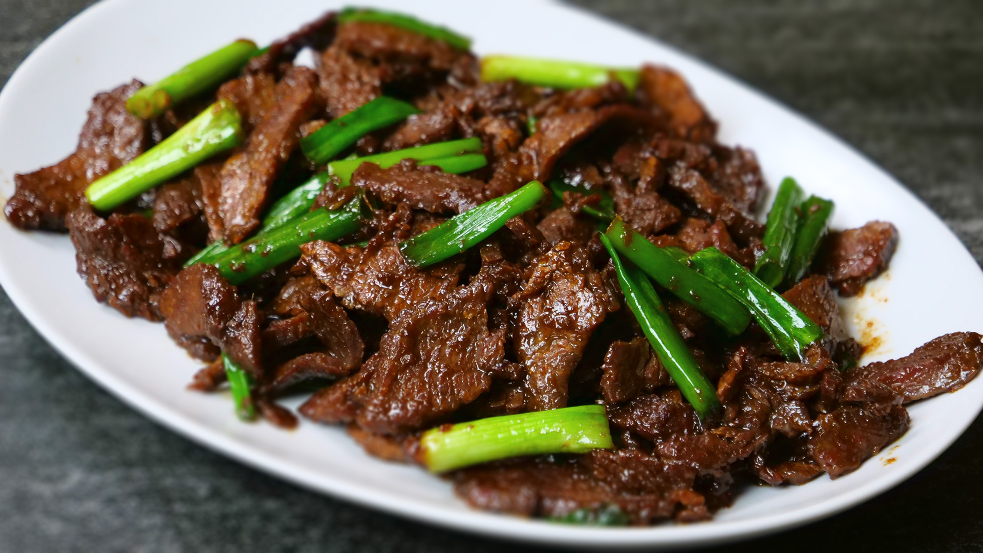 Говядина с луком. Монгольский биф. Mongolian Beef блюдо. Мясо по монгольски. Говядина по монгольски.